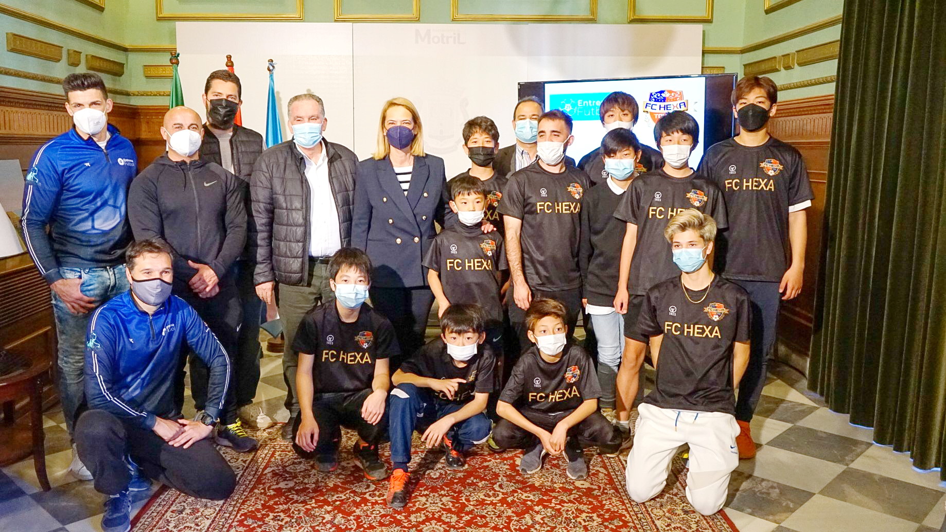 Motril recibe a los deportistas de Tokyo de la academia internacional Hexa Soccer